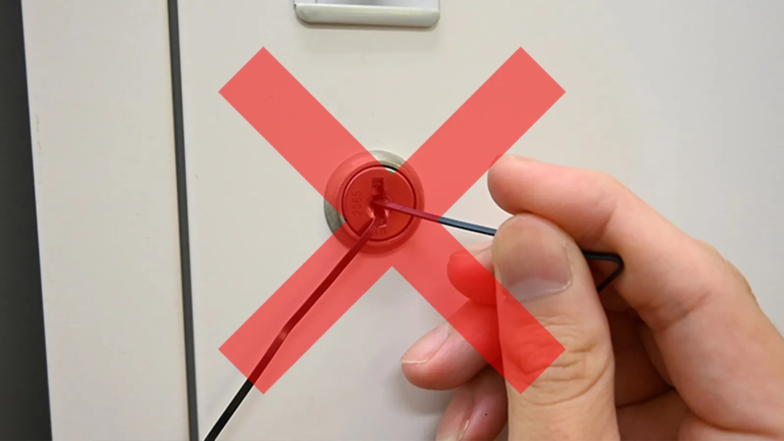 針金で鍵を開けるのはNG