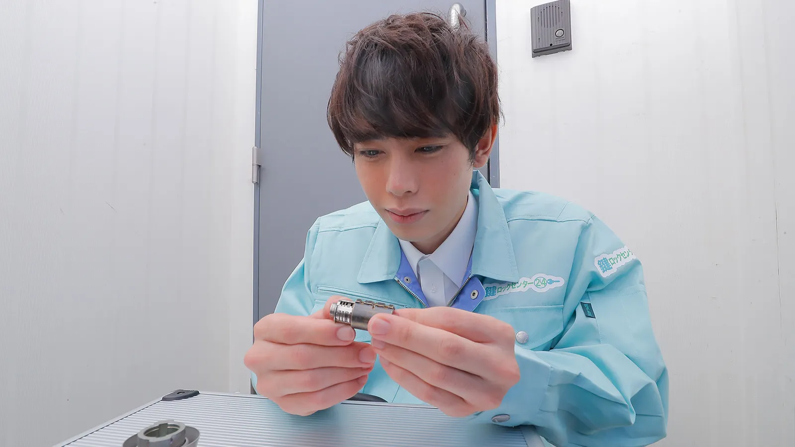 スーツケースの暗証番号を特定する鍵屋