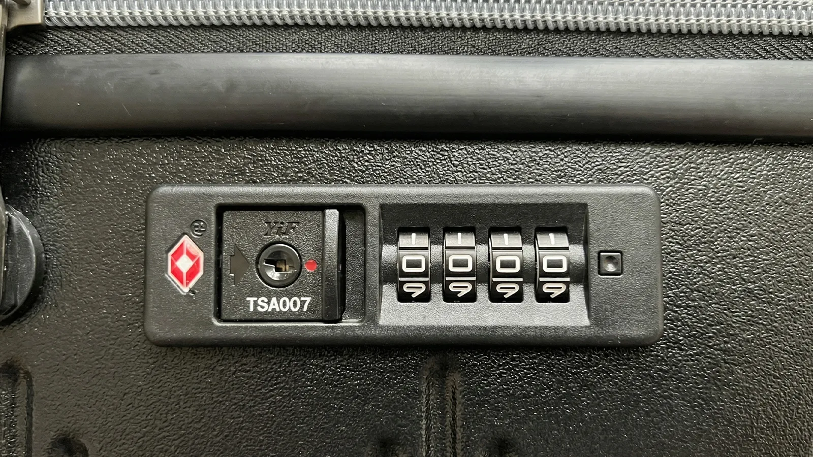 4桁のスーツケースのダイヤル