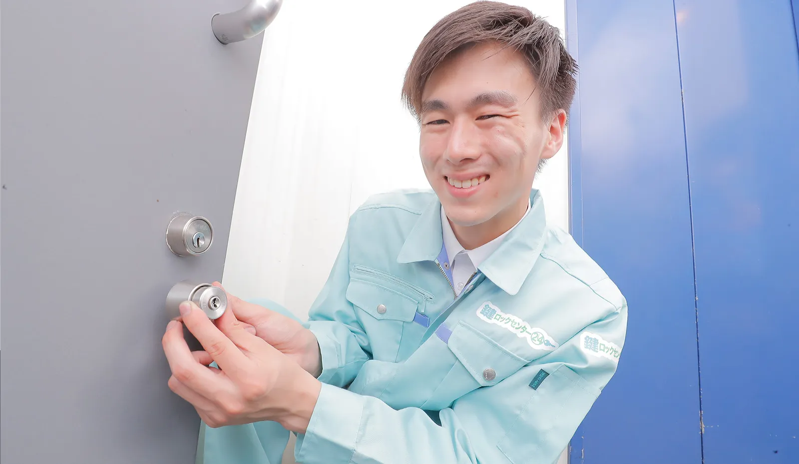 鍵屋が分解洗浄を行う様子