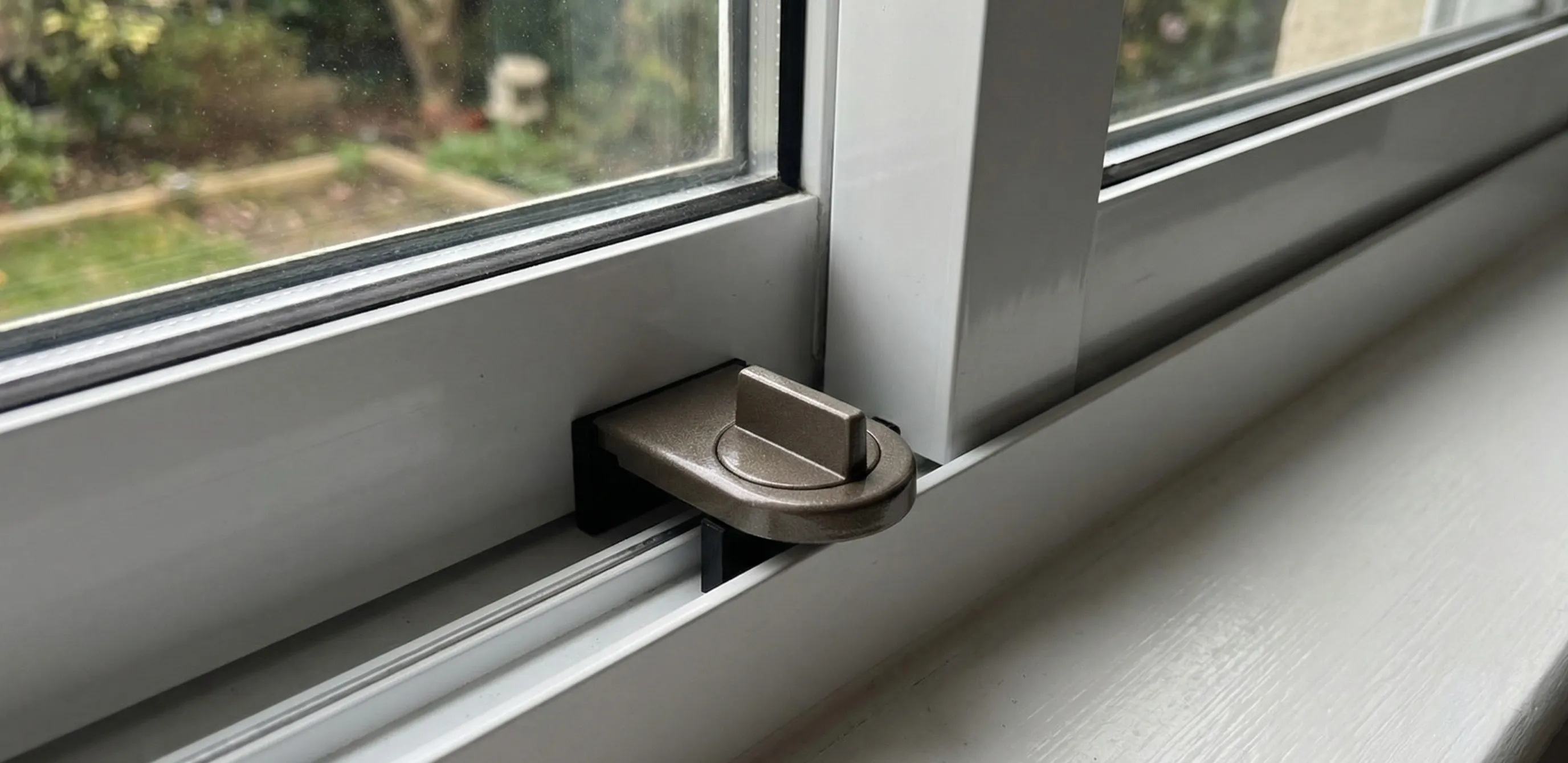 補助錠を窓に設置する例