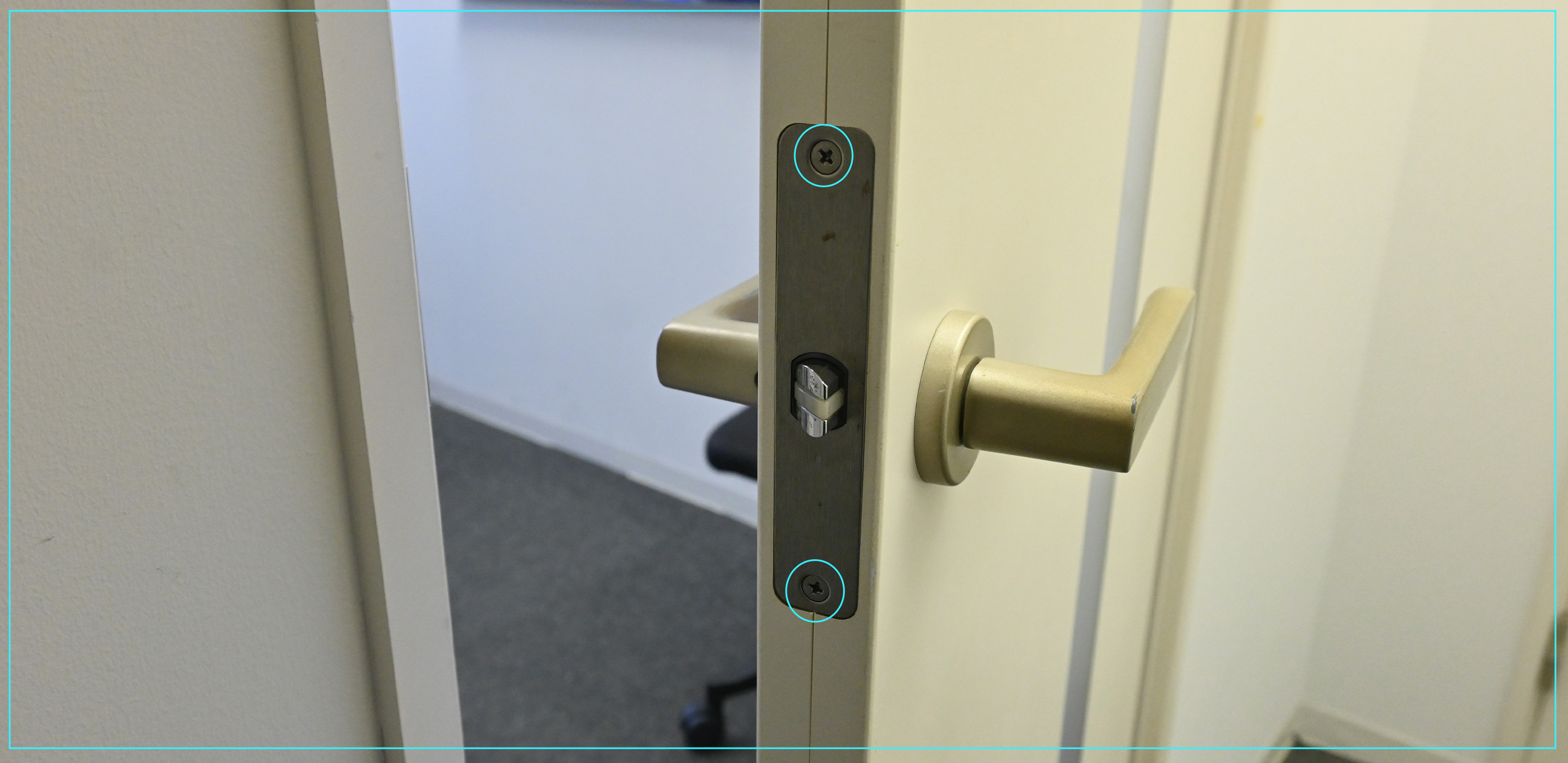 蝶番のネジを締め直す方法