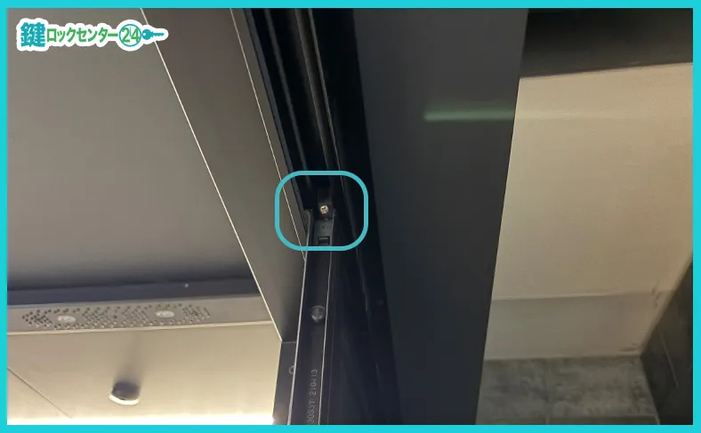 扉の傾きを水平に調整する