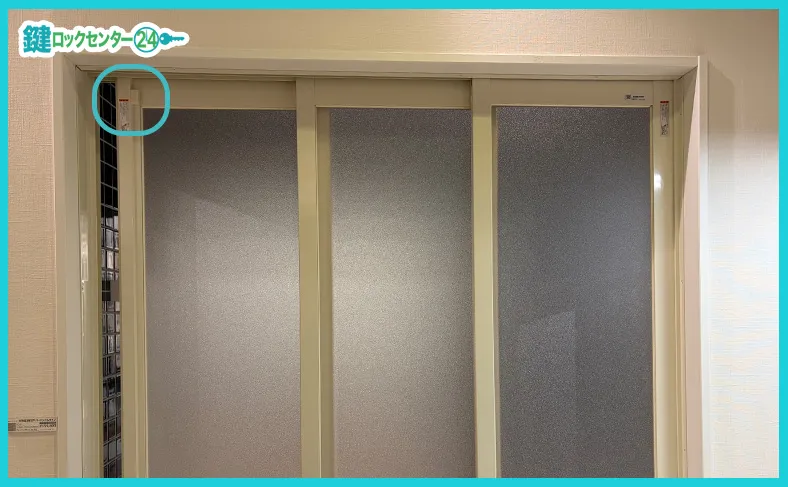 ドア上部に付いているツマミを使って浴室ドアを外す