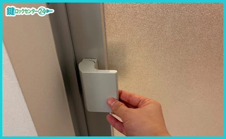 ドア上部に付いているツマミを使って浴室ドアを外す