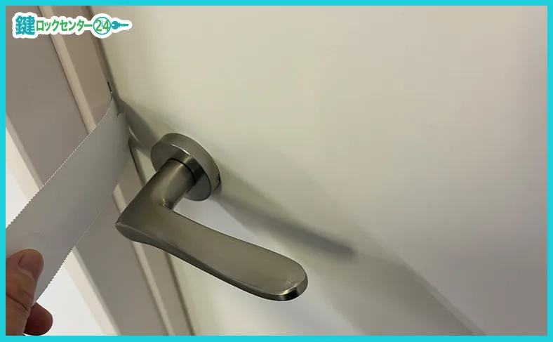 直接ノブのラッチにアクセスする