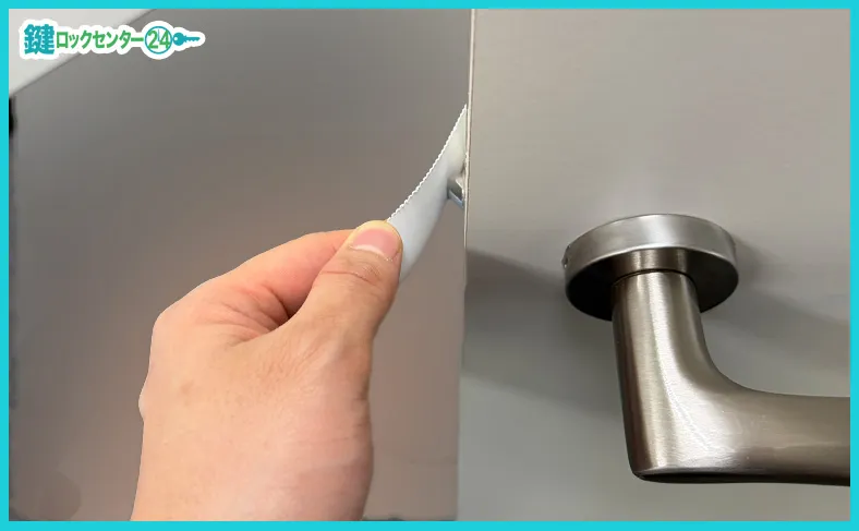 直接ノブのラッチにアクセスする