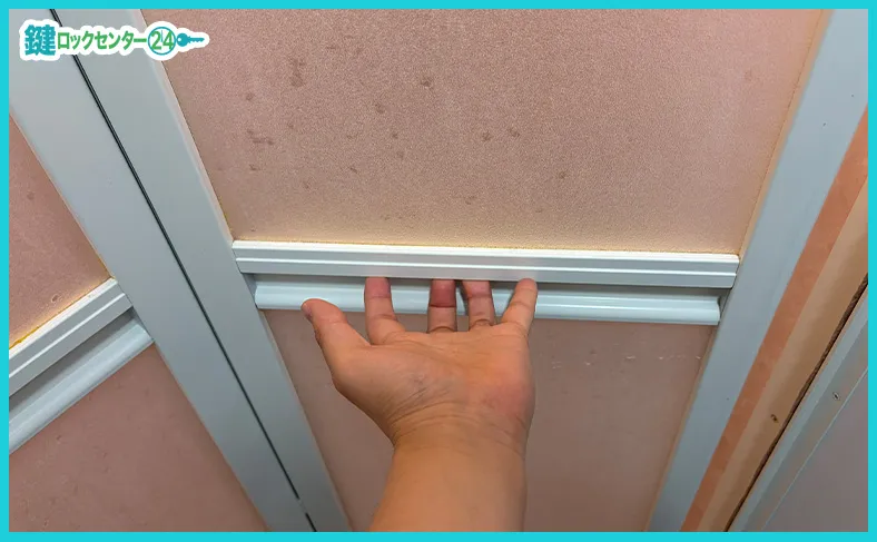 ドア上部に付いているツマミを使って浴室ドアを外す