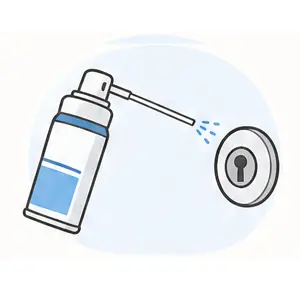 鍵穴専用潤滑剤を少量吹き付ける手順
