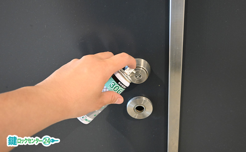 鍵穴専用潤滑剤を流す