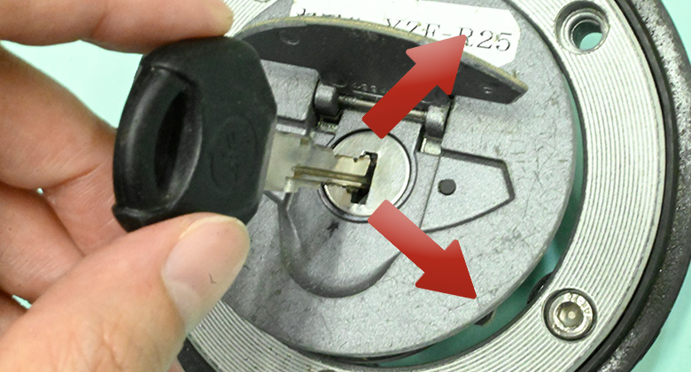 力加減を調整して鍵を回す