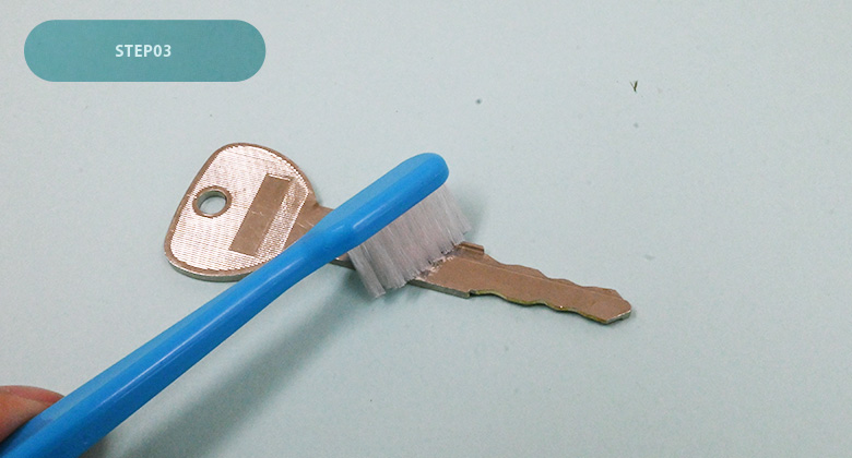 バイクの鍵を磨く