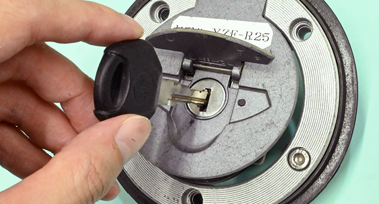 バイクの鍵を抜き差しする