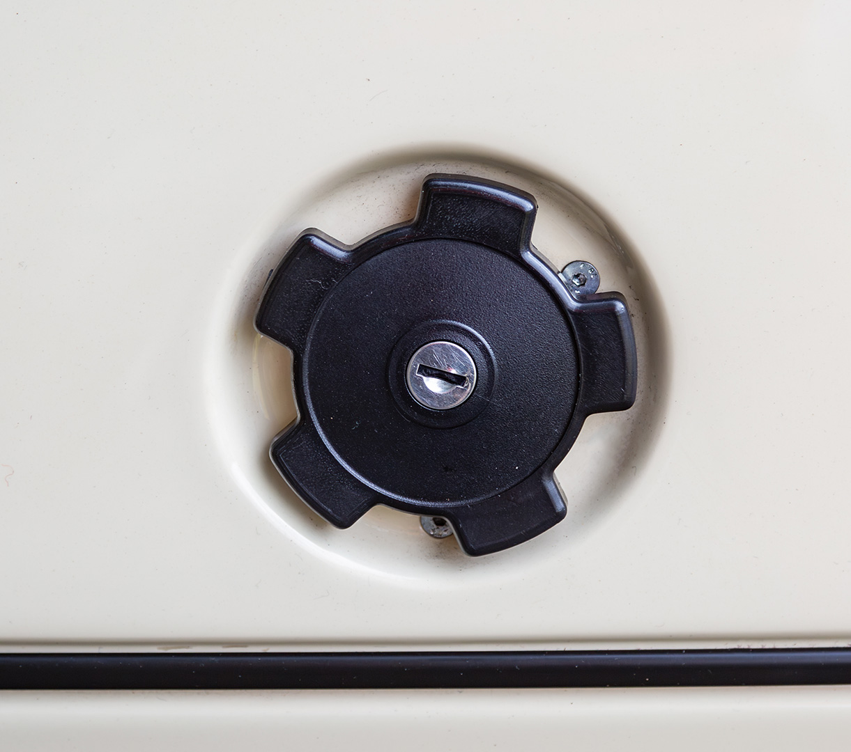 トラックの燃料キャップを開ける