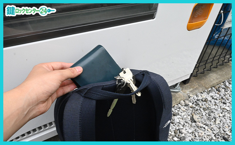 鞄から財布などの小物を取り出したとき