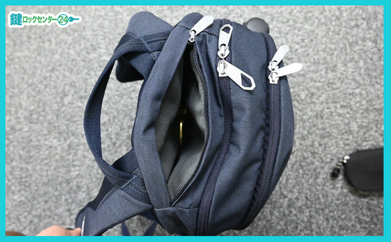 鞄に入れる場合はなるべく小さなポケットに入れる