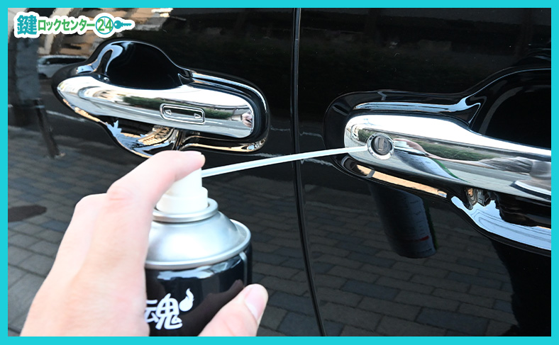 パーツクリーナーをシリンダー内に吹き付けます