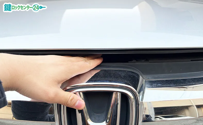 ボンネットを持ち上げます