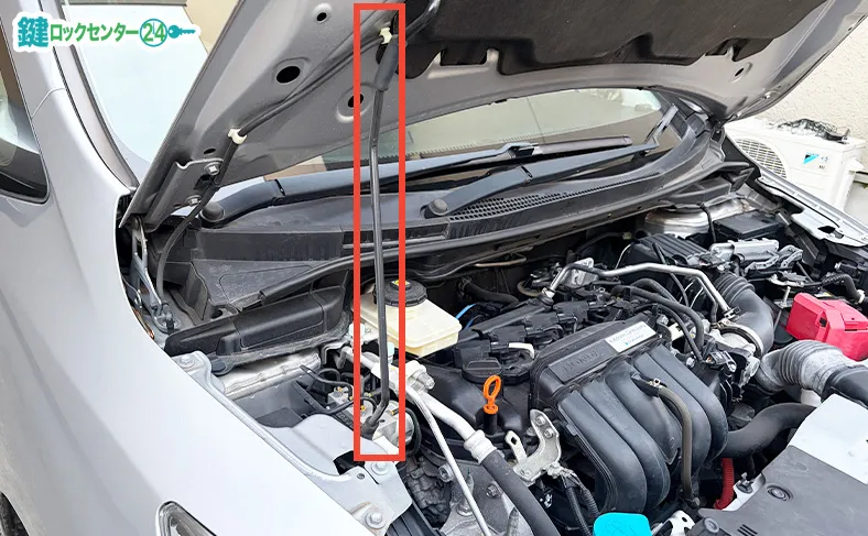 つっかえ棒でボンネットを固定する